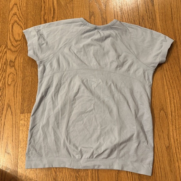 Athleta size 8 girls athletic t-shirt great condition - Picture 2 of 3